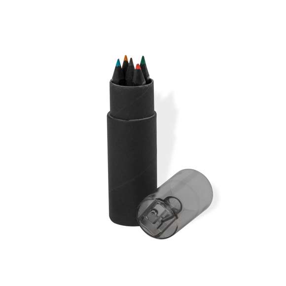 Set de 6 lápices de madera acabada en color negro, con cuerpo hexagonal y minas en varios colores. Presentados en estuche cilíndrico de cartón reciclado negro, con capucha transparente a juego y sacapuntas integrado.