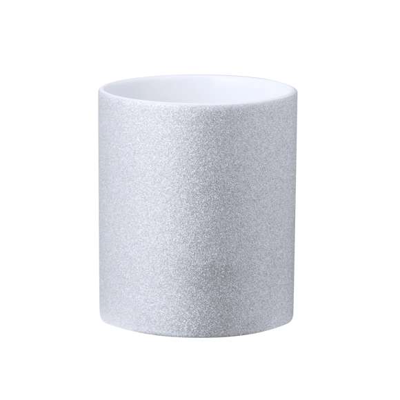 Taza de cerámica con 350 ml de capacidad. Original cobertura efecto purpurina y especialmente diseñada para marcaje en sublimación. Disponible en plata y presentada en caja individual kraft.