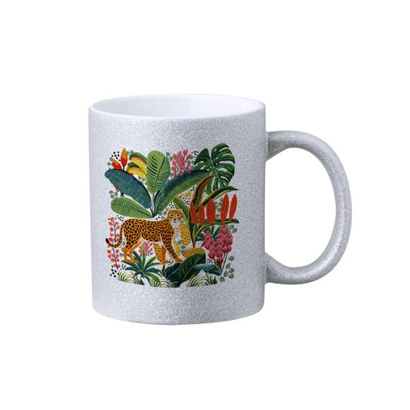 Taza de cerámica con 350 ml de capacidad. Original cobertura efecto purpurina y especialmente diseñada para marcaje en sublimación. Disponible en plata y presentada en caja individual kraft.