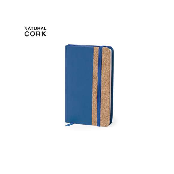 Bloc de notas con tapas rígidas elaboradas con suave corcho. Incluye 80 hojas lisas con elástico de sujeción y marcapáginas de tela a juego. Disponible en amplia gama de colores, con tacto exterior en combinación de corcho natural y polipiel. Presentado en bolsa individual. Elaborado con elementos vegetales para así fomentar la utilización de materias primas naturales y reducir las emisiones contaminantes.