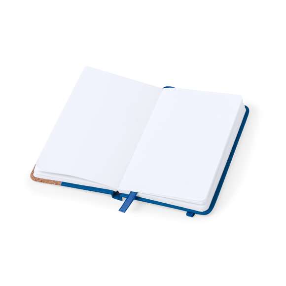 Bloc de notas con tapas rígidas elaboradas con suave corcho. Incluye 80 hojas lisas con elástico de sujeción y marcapáginas de tela a juego. Disponible en amplia gama de colores, con tacto exterior en combinación de corcho natural y polipiel. Presentado en bolsa individual. Elaborado con elementos vegetales para así fomentar la utilización de materias primas naturales y reducir las emisiones contaminantes.