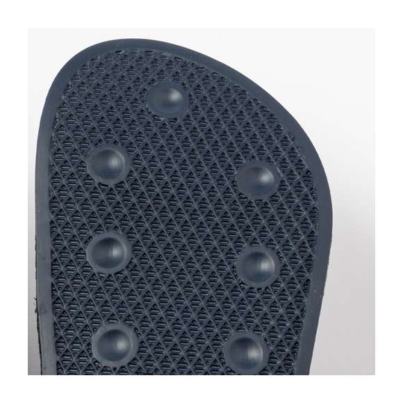 Par de chanclas fabricadas en EVA y PU. Suela hecha de resistente EVA para una alta durabilidad y tira de empeine ergonómica fabricada en PVC a juego. Disponibles en una variada gama de colores vibrantes adaptándose a cualquier estilo. Tallas 36-37, 38-39, 40-41, 42-43 y 44-45. Cada par presentado en bolsa reciclada.