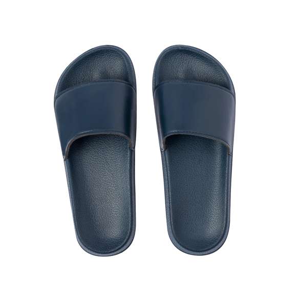 Par de chanclas fabricadas en EVA y PU. Suela hecha de resistente EVA para una alta durabilidad y tira de empeine ergonómica fabricada en PVC a juego. Disponibles en una variada gama de colores vibrantes adaptándose a cualquier estilo. Tallas 36-37, 38-39, 40-41, 42-43 y 44-45. Cada par presentado en bolsa reciclada.