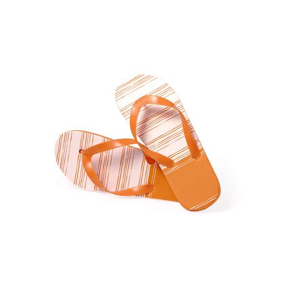 Par de chanclas fabricadas en EVA y PVC. Suela hecha de resistente EVA para una alta durabilidad, con atractivo diseño bicolor, y tiras ergonómicas fabricadas en PVC a juego. Disponibles en una variada gama de colores vibrantes con diseño en blanco adaptándose a cualquier estilo. Tallas 36-38 y 42-44. Cada par presentado en bolsa reciclada.