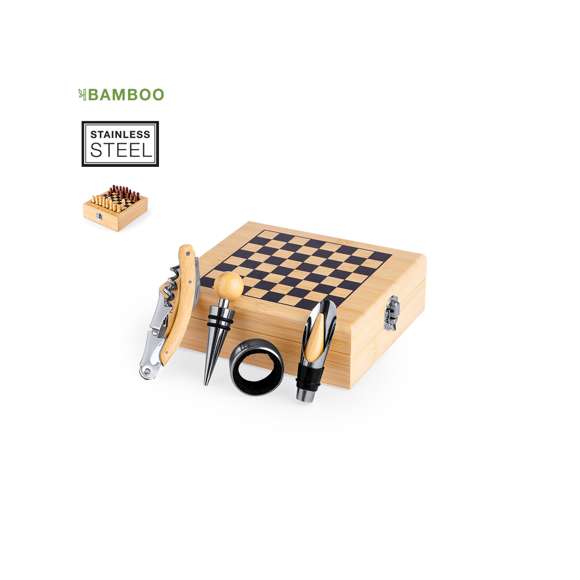 Original set de vinos ajedrez -piezas incluidas- acabado en bambú natural. Con cierre de seguridad y accesorios de acero inox y bambú. Incluye sacacorchos con cortacápsulas y abridor; tapón, decantador y recogegotas. Presentado en estuche individual con interior en suave espuma troquelada.Materiales como el bambú fomentan la utilización de materias primas naturales, reduciendo las emisiones contaminantes. Proviene de una planta de gran resistencia y versatilidad, con crecimiento y regeneración rápidos, siendo una excelente alternativa al uso de madera tradicional.