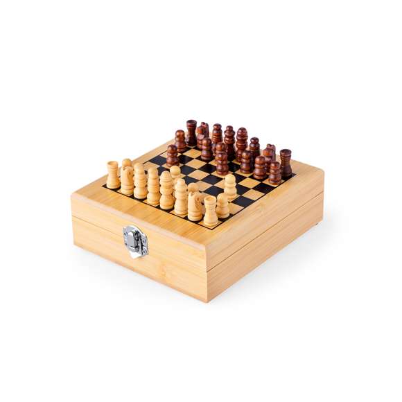 Original set de vinos ajedrez -piezas incluidas- acabado en bambú natural. Con cierre de seguridad y accesorios de acero inox y bambú. Incluye sacacorchos con cortacápsulas y abridor; tapón, decantador y recogegotas. Presentado en estuche individual con interior en suave espuma troquelada.Materiales como el bambú fomentan la utilización de materias primas naturales, reduciendo las emisiones contaminantes. Proviene de una planta de gran resistencia y versatilidad, con crecimiento y regeneración rápidos, siendo una excelente alternativa al uso de madera tradicional.