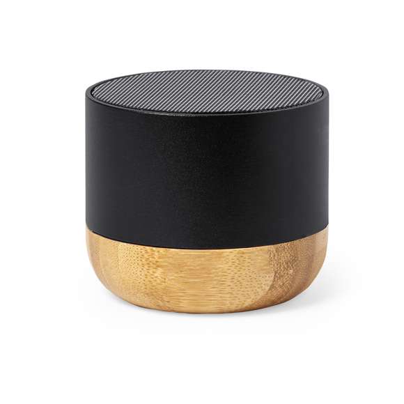 Altavoz eco fabricado en combinación de carcasa de Aluminio Reciclado y base de bambú. Con conexión Bluetooth y 3W de potencia. Batería de litio de 300mAh y logotipo Aluminio Reciclado. Presentado en caja individual de diseño kraft, con manual de instrucciones disponible en español e inglés.El Aluminio Reciclado es un material con posibilidades de reciclaje casi infinitas, sin perder sus propiedades originales y consumiendo menos energía en este proceso.Certificación GRS (Global Recycled Standard / Estándar de Reciclaje Global), que garantiza el origen reciclado del material usado para fabricar el producto.