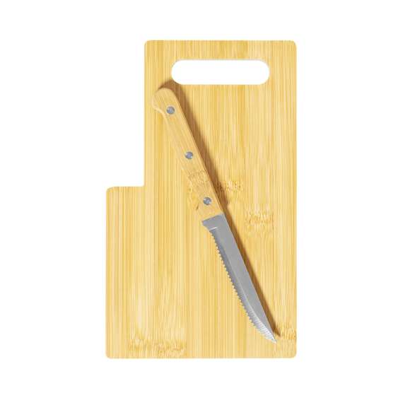 Tabla de cocina fabricada en bambú, acompañada de un cuchillo de sierra. Cuenta con una asa troquelada para un fácil manejo y un compartimento para guardar el cuchillo en la tabla. Cuchillo hecho con mango en bambú y hoja de acero inox. Presentado en caja de diseño kraft.Materiales como el bambú fomentan la utilización de materias primas naturales, reduciendo las emisiones contaminantes. Proviene de una planta de gran resistencia y versatilidad, con crecimiento y regeneración rápidos, siendo una excelente alternativa al uso de madera tradicional.