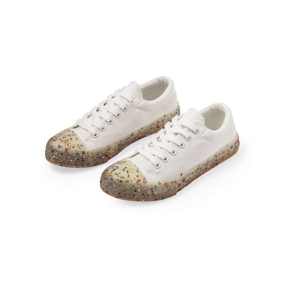 Distinguidas zapatillas confeccionadas en canvas y TPR transparente. Fusión de moda y confort, estas zapatillas ofrecen un estilo contemporáneo con detalles en color que destacan en la suela. Fabricadas en canvas de alta calidad, brindan transpirabilidad y durabilidad, con cordones para un ajuste perfecto. La suela de TPR transparente agrega un toque moderno y ligero. Disponibles en tallas que van desde la 36 hasta la 46. Ya sea para un look casual o urbano aportan estilo y comodidad.