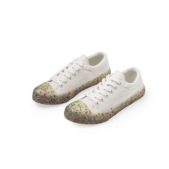 Distinguidas zapatillas confeccionadas en canvas y TPR transparente. Fusión de moda y confort, estas zapatillas ofrecen un estilo contemporáneo con detalles en color que destacan en la suela. Fabricadas en canvas de alta calidad, brindan transpirabilidad y durabilidad, con cordones para un ajuste perfecto. La suela de TPR transparente agrega un toque moderno y ligero. Disponibles en tallas que van desde la 36 hasta la 46. Ya sea para un look casual o urbano aportan estilo y comodidad.