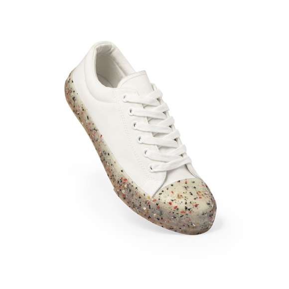 Distinguidas zapatillas confeccionadas en canvas y TPR transparente. Fusión de moda y confort, estas zapatillas ofrecen un estilo contemporáneo con detalles en color que destacan en la suela. Fabricadas en canvas de alta calidad, brindan transpirabilidad y durabilidad, con cordones para un ajuste perfecto. La suela de TPR transparente agrega un toque moderno y ligero. Disponibles en tallas que van desde la 36 hasta la 46. Ya sea para un look casual o urbano aportan estilo y comodidad.