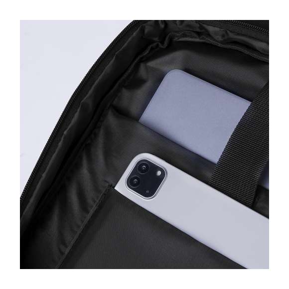Mochila confeccionada en elegante polipiel. De diseño urbano que incluye un bolsillo central acolchado con doble cierre para tablet de hasta 10 pulgadas y portátil de hasta 15 pulgadas, así como un bolsillo segundario. Además, tiene un bolsillo frontal con cremallera y solapa protectora. Las cintas de hombros y la espalda son acolchadas, ajustables y cuentan con una tela transpirable. Incorpora un accesorio para ajustarse al trolley y una cómoda asa en la parte superior. Presentada en una bolsa individual reciclada.
