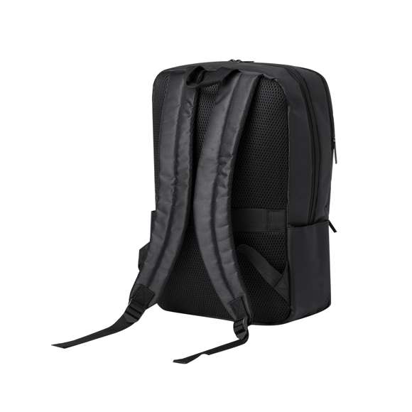 Mochila confeccionada en elegante polipiel De diseño urbano, que incorpora un bolsillo principal acolchado con doble cierre para tablet de hasta 10 pulgadas y portátil de hasta 15 pulgadas, así como un bolsillo segundario y un bolsillo frontal con cremallera. Las cintas de hombros y la espalda son acolchadas, ajustables y cuentan con una tela transpirable para disipar el calor. Además, incluye un accesorio para ajustarse al trolley y una práctica asa en la parte superior. Presentada en una bolsa individual reciclada.