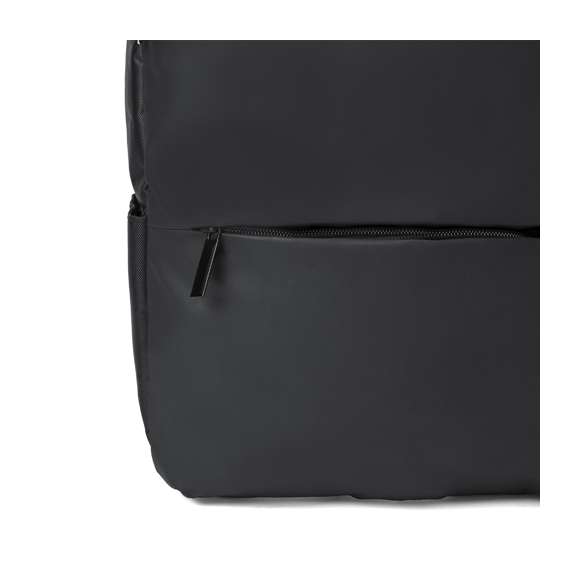 Mochila confeccionada en elegante polipiel De diseño urbano, que incorpora un bolsillo principal acolchado con doble cierre para tablet de hasta 10 pulgadas y portátil de hasta 15 pulgadas, así como un bolsillo segundario y un bolsillo frontal con cremallera. Las cintas de hombros y la espalda son acolchadas, ajustables y cuentan con una tela transpirable para disipar el calor. Además, incluye un accesorio para ajustarse al trolley y una práctica asa en la parte superior. Presentada en una bolsa individual reciclada.