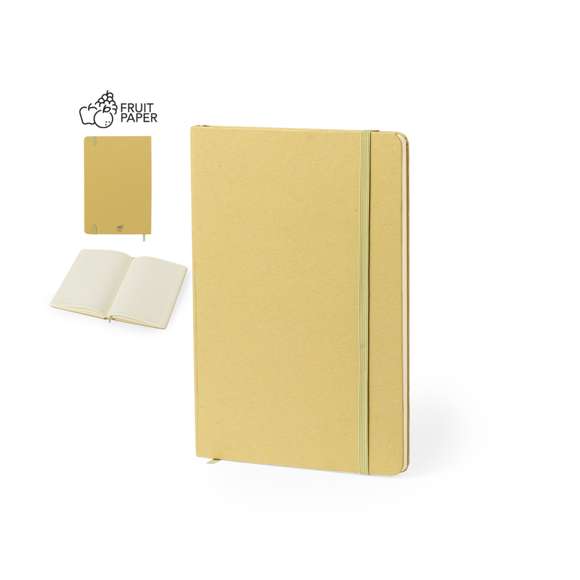 Bloc de notas A5 con tapas duras elaborado a partir de frutas. Interior con 80 hojas de disposición a una raya, con marcapáginas y banda elástica a juego. Disponible en variados colores de acabado kraft. Incluye logotipo Papel de Fruta en contraportada. Presentado en una bolsa individual reciclada.Mediante la mezcla de residuos y desechos procedentes de la industria agroalimentaria, mezclados con otros materiales reciclados, se obtiene un papel 100% sostenible: el papel de frutas. Fomentando su uso se contribuye a la reutilización de materiales, y a un mayor compromiso medioambiental.