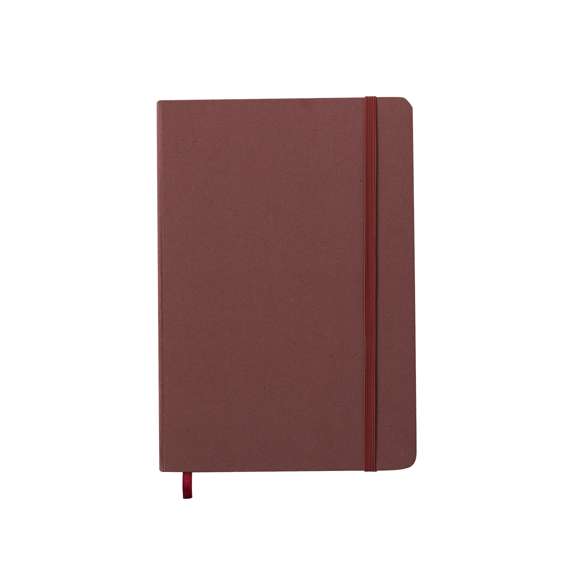 Bloc de notas A5 con tapas duras elaborado a partir de frutas. Interior con 80 hojas de disposición a una raya, con marcapáginas y banda elástica a juego. Disponible en variados colores de acabado kraft. Incluye logotipo Papel de Fruta en contraportada. Presentado en una bolsa individual reciclada.Mediante la mezcla de residuos y desechos procedentes de la industria agroalimentaria, mezclados con otros materiales reciclados, se obtiene un papel 100% sostenible: el papel de frutas. Fomentando su uso se contribuye a la reutilización de materiales, y a un mayor compromiso medioambiental.