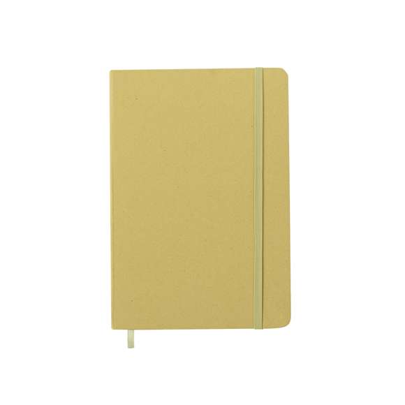 Bloc de notas A5 con tapas duras elaborado a partir de frutas. Interior con 80 hojas de disposición a una raya, con marcapáginas y banda elástica a juego. Disponible en variados colores de acabado kraft. Incluye logotipo Papel de Fruta en contraportada. Presentado en una bolsa individual reciclada.Mediante la mezcla de residuos y desechos procedentes de la industria agroalimentaria, mezclados con otros materiales reciclados, se obtiene un papel 100% sostenible: el papel de frutas. Fomentando su uso se contribuye a la reutilización de materiales, y a un mayor compromiso medioambiental.
