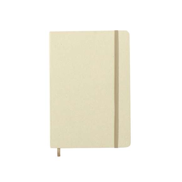 Bloc de notas A5 con tapas duras elaborado a partir de frutas. Interior con 80 hojas de disposición a una raya, con marcapáginas y banda elástica a juego. Disponible en variados colores de acabado kraft. Incluye logotipo Papel de Fruta en contraportada. Presentado en una bolsa individual reciclada.Mediante la mezcla de residuos y desechos procedentes de la industria agroalimentaria, mezclados con otros materiales reciclados, se obtiene un papel 100% sostenible: el papel de frutas. Fomentando su uso se contribuye a la reutilización de materiales, y a un mayor compromiso medioambiental.