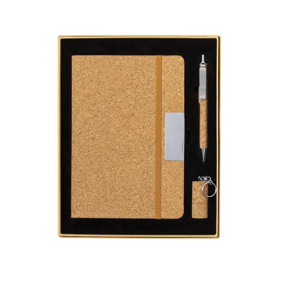 Set de bloc de notas y bolígrafo elaborado en corcho. Incluye:Bloc de notas de tapas rígidas, con detalle metálico en la portada, marcapáginas de tela y elástico de sujeción a juego. 80 hojas interiores con disposición a una raya. Bolígrafo con cuerpo recubierto en suave corcho. Elegante clip metálico y accesorios a juego, de mecanismo pulsador y en tinta azul. Llavero memoria USB de 16GB en forma de corcho de botella. Set presentado en elegante estuche de diseño en color kraft, con compartimento independiente para cada artículo.Elaborado con elementos vegetales para así fomentar la utilización de materias primas naturales y reducir las emisiones contaminantes.