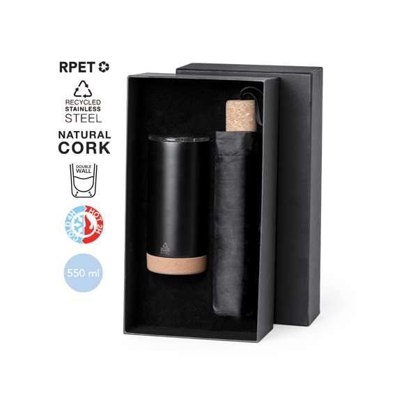 Elegante set premium que incluye: Vaso térmico de doble pared en Acero Inox Reciclado y 550 ml de capacidad, con elegante acabado negro mate. Base de corcho, con tapadera a presión y dosificador. Es ideal para tener en tu escritorio, mesa o en cualquier superficie donde disfrutar tranquilamente de tu bebida favorita. Paraguas plegable de color negro con 98cm de diámetro. En material pongee 190T RPET y mango de corcho. De apertura manual, con sistema anti viento y varillas en fibra de vidrio. Con etiqueta distintiva RPET. Set presentado en estuche individual de acabado mate, con troquelado interior para cada uno de los elementos del set. El material RPET se elabora a partir de plástico reciclado, para así fomentar la reutilización de residuos plásticos y ayudar a la sostenibilidad del planeta.