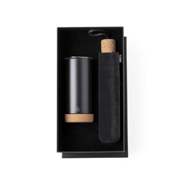 Elegante set premium que incluye: Vaso térmico de doble pared en Acero Inox Reciclado y 550 ml de capacidad, con elegante acabado negro mate. Base de corcho, con tapadera a presión y dosificador. Es ideal para tener en tu escritorio, mesa o en cualquier superficie donde disfrutar tranquilamente de tu bebida favorita. Paraguas plegable de color negro con 98cm de diámetro. En material pongee 190T RPET y mango de corcho. De apertura manual, con sistema anti viento y varillas en fibra de vidrio. Con etiqueta distintiva RPET. Set presentado en estuche individual de acabado mate, con troquelado interior para cada uno de los elementos del set. El material RPET se elabora a partir de plástico reciclado, para así fomentar la reutilización de residuos plásticos y ayudar a la sostenibilidad del planeta.