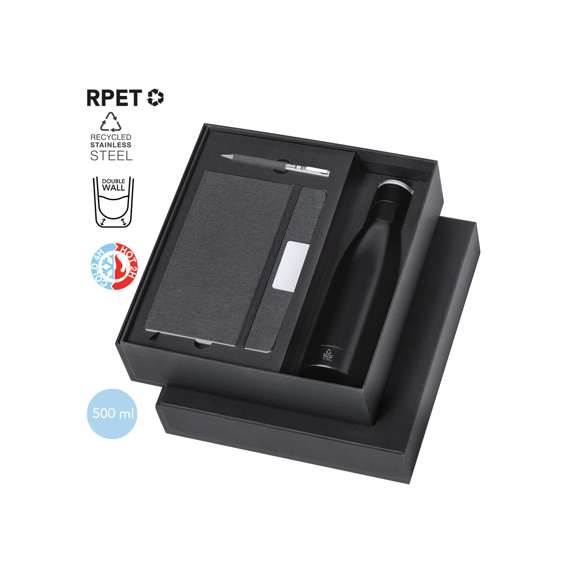 Elegante set premium que incluye: Termo de doble capa en Acero Inox Reciclado de acabado negro mate y de 500 ml de capacidad, con asa rígida de metal color plata mate. Con logotipo acero inox.Bloc de notas en RPET en elegante color negro, con detalle metálico especial para marcaje en láser. Incluye cierre elástico y marcapáginas de tela. Interior con 80 hojas de disposición a una raya. Con logotipo RPET.Bolígrafo en RPET de acabado negro mate, de mecanismo giratorio y tinta azul. Con clip y puntera en pulido metal. Set presentado en estuche individual de acabado mate, con troquelado interior para cada uno de los elementos del set.El material RPET se elabora a partir de plástico reciclado, para así fomentar la reutilización de residuos plásticos y ayudar a la sostenibilidad del planeta.