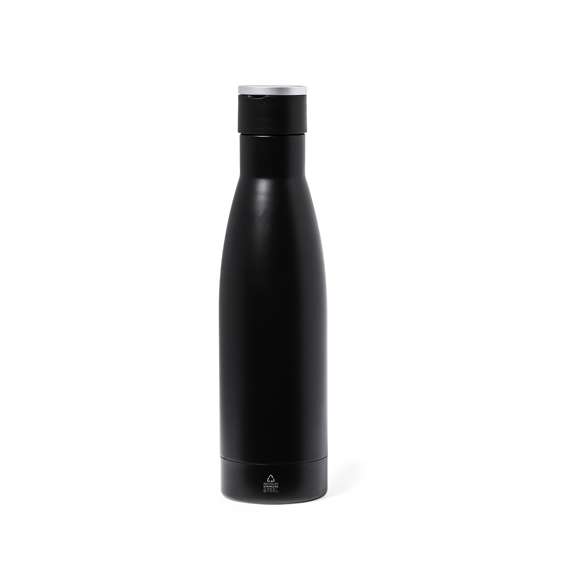 Elegante set premium que incluye: Termo de doble capa en Acero Inox Reciclado de acabado negro mate y de 500 ml de capacidad, con asa rígida de metal color plata mate. Con logotipo acero inox.Bloc de notas en RPET en elegante color negro, con detalle metálico especial para marcaje en láser. Incluye cierre elástico y marcapáginas de tela. Interior con 80 hojas de disposición a una raya. Con logotipo RPET.Bolígrafo en RPET de acabado negro mate, de mecanismo giratorio y tinta azul. Con clip y puntera en pulido metal. Set presentado en estuche individual de acabado mate, con troquelado interior para cada uno de los elementos del set.El material RPET se elabora a partir de plástico reciclado, para así fomentar la reutilización de residuos plásticos y ayudar a la sostenibilidad del planeta.