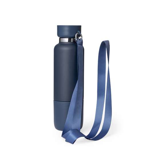 Original bidón térmico fabricado en acero inox de 550 ml de capacidad. Su tapón de rosca asegura un sellado perfecto, incorporando un compartimento con dos cuerdas intercambiables: una elegante pulsera y un versátil lanyard con aro mosquetón para facilitar el transporte. La base alberga un vaso de 300 ml con acoplamiento de rosca del mismo color, fabricado en resistente PP. Disponible en variados colores mate. Presentado en caja individual diseño kraft.