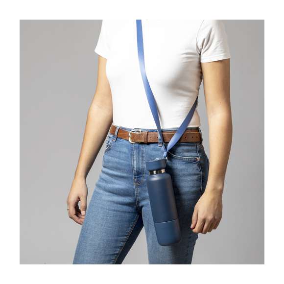 Original bidón térmico fabricado en acero inox de 550 ml de capacidad. Su tapón de rosca asegura un sellado perfecto, incorporando un compartimento con dos cuerdas intercambiables: una elegante pulsera y un versátil lanyard con aro mosquetón para facilitar el transporte. La base alberga un vaso de 300 ml con acoplamiento de rosca del mismo color, fabricado en resistente PP. Disponible en variados colores mate. Presentado en caja individual diseño kraft.