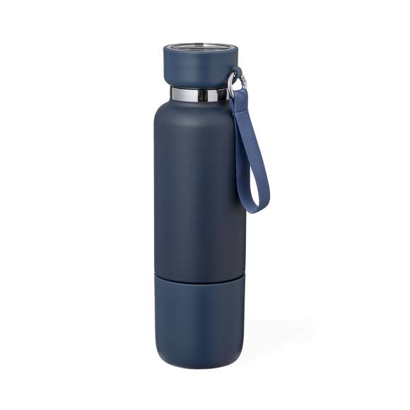 Original bidón térmico fabricado en acero inox de 550 ml de capacidad. Su tapón de rosca asegura un sellado perfecto, incorporando un compartimento con dos cuerdas intercambiables: una elegante pulsera y un versátil lanyard con aro mosquetón para facilitar el transporte. La base alberga un vaso de 300 ml con acoplamiento de rosca del mismo color, fabricado en resistente PP. Disponible en variados colores mate. Presentado en caja individual diseño kraft.
