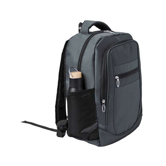 Mochila confeccionada en resistente 600D Nylon. Cuenta con un bolsillo principal con cierre de cremallera, y doble tirador. Interior con bolsillos acolchados destinados a tablet de hasta 10 pulgadas y portátil de hasta 15 pulgadas. Además, lleva dos bolsillos frontales adicionales. Tanto la espalda como las cintas de hombros son acolchadas y ajustables, fabricadas con un tejido transpirable. Presenta una cómoda cinta superior acolchada y bolsillos laterales de rejilla. Disponible en elegantes colores, con complementos en negro. Presentado en una bolsa individual.