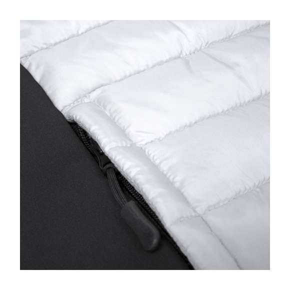 Chaleco resistente al viento y al agua, en cálida combinación de materiales soft shell y poliéster, con interior acolchado. De elegante construcción y en variada gama de colores, con detalles y laterales en negro. Cierre de cremallera y bolsillos laterales de cremallera, con tiradores para fácil apertura. Disponible en tallas S, M, L, XL, XXL.