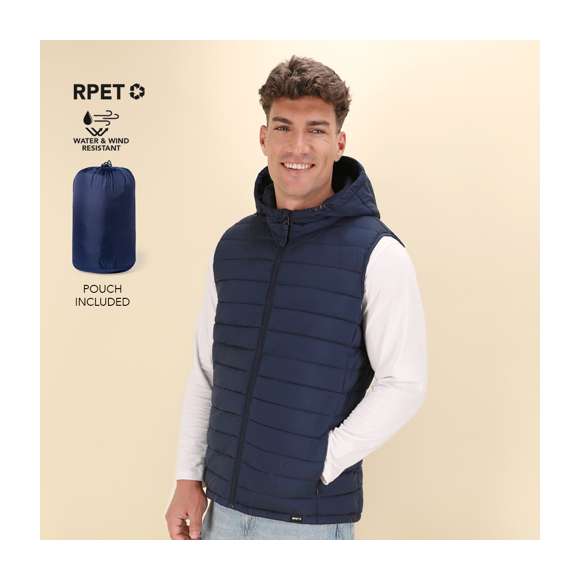 Chaleco unisex en cálido y suave material 100% RPET, con capucha ajustable mediante cintas elásticas. En material extra ligero efecto pluma, resistente al agua y cortavientos. Con acolchado interior, cremallera en cuello con tapeta y cinta en tirador, además de amplios bolsillos laterales con cremallera. Incluye práctica funda de transporte con cordón ajustable y etiqueta con logotipo RPET. Disponible en variada gama de colores y en tallas XS, S, M, L, XL, XXL.El material RPET se elabora a partir de plástico reciclado, para así fomentar la reutilización de residuos plásticos y ayudar a la sostenibilidad del planeta.