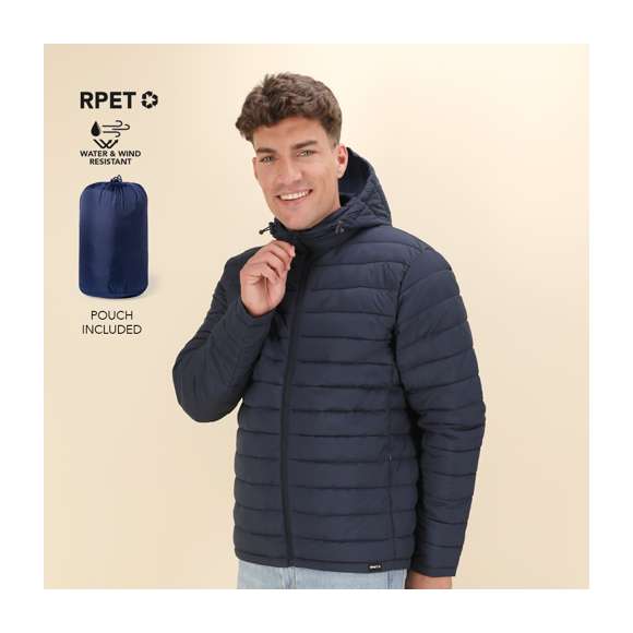 Chaqueta unisex en cálido y suave material 100% RPET, con capucha ajustable mediante cintas elásticas. En material extra ligero efecto pluma, resistente al agua y cortavientos. Con acolchado interior, cremallera en cuello con tapeta y cinta en tirador, además de amplios bolsillos laterales con cremallera. Incluye práctica funda de transporte con cordón ajustable y etiqueta con logotipo RPET. Disponible en variada gama de colores y en tallas XS, S, M, L, XL, XXL.El material RPET se elabora a partir de plástico reciclado, para así fomentar la reutilización de residuos plásticos y ayudar a la sostenibilidad del planeta.