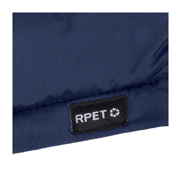 Chaqueta unisex en cálido y suave material 100% RPET, con capucha ajustable mediante cintas elásticas. En material extra ligero efecto pluma, resistente al agua y cortavientos. Con acolchado interior, cremallera en cuello con tapeta y cinta en tirador, además de amplios bolsillos laterales con cremallera. Incluye práctica funda de transporte con cordón ajustable y etiqueta con logotipo RPET. Disponible en variada gama de colores y en tallas XS, S, M, L, XL, XXL.El material RPET se elabora a partir de plástico reciclado, para así fomentar la reutilización de residuos plásticos y ayudar a la sostenibilidad del planeta.