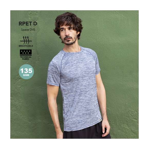 Camiseta técnica para adulto en material RPET transpirable de 135g/m2 y teñido Space Dye. Con manga ranglán, cuello redondo y etiqueta con logotipo RPET. Disponible en variada gama de colores Space Dye y en tallas XS, S, M, L, XL, XXL.El material RPET se elabora a partir de plástico reciclado, para así fomentar la reutilización de residuos plásticos y ayudar a la sostenibilidad del planeta.