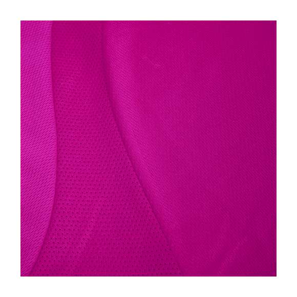 Camiseta técnica para mujer en material 100% poliéster transpirable de 135g/m2. Con manga ranglán, cuello redondo y con bandas frontales y laterales en tejido transpirable microperforado. Disponible en tallas S, M, L, XL.