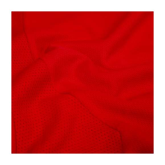 Camiseta técnica para niño en material 100% poliéster transpirable de 135g/m2. Con manga ranglán, cuello redondo y con bandas frontales y laterales en tejido transpirable microperforado. Disponible en tallas 4-5, 6-8, 10-12.