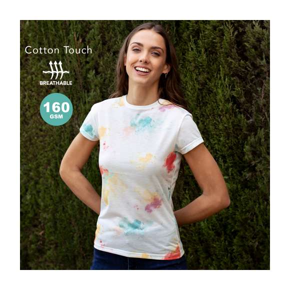 Camiseta para mujer en material 100% poliéster transpirable de 160g/m2 con textura de algodón. Con cuello redondo y atrevido diseño con estampados inspirado en una paleta de pinturas. Disponible en tallas S, M, L, XL.