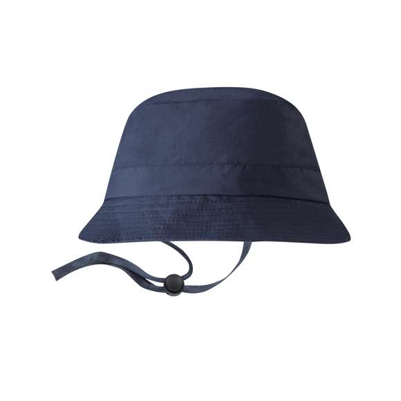 Gorro plegable tipo bob, fabricado en suave microfibra, con práctico sistema de plegado sobre sí mismo. Incluye cintas exteriores para la cabeza y el cuello, con cierres ajustables para garantizar la máxima comodidad al llevarte puesto. De tamaño compacto una vez plegado, con cierre de corchete y mosquetón de plástico giratorio para engancharlo en cualquier parte. Disponible en variada gama de colores.