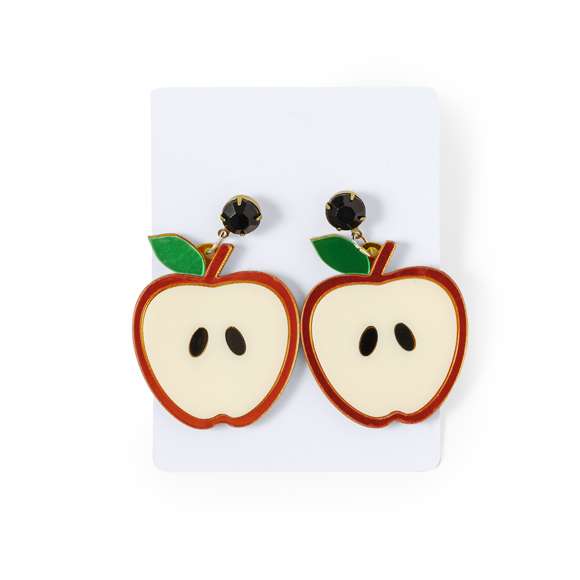 Fresca y original colección de pendientes frutales. Cautivadores y llenos de color, tienen forma de fresa, pitaya, manzana, sandía o limón, siendo una declaración de estilo. Fabricados con atención a los detalles y con cierre de clip. Presentados individualmente en cartón blanco y embolsados.