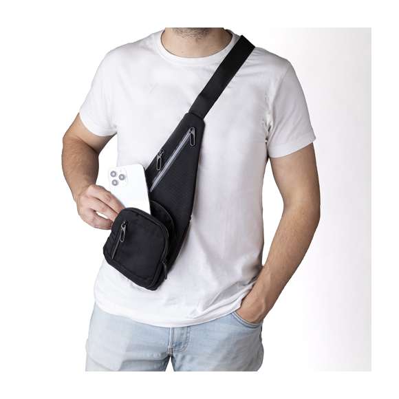 Bandolera confeccionada en poliéster 300D, ofrece múltiples bolsillos para una organización efectiva. Dos bolsillos principales se encuentran en la zona frontal y lateral, junto con dos bolsillos adicionales en la parte frontal y trasera. Destaca por una banda reflectante en el bolsillo central para mejorar la visibilidad. Se presenta de manera individual en una bolsa reciclada.