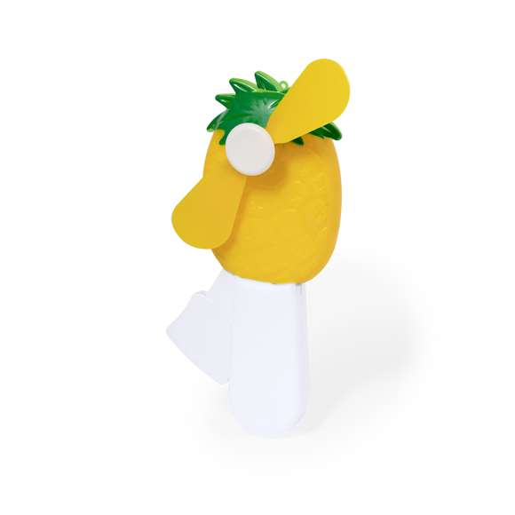 Ventilador en divertidas formas de fruta, fabricado en resistente ABS. Funcionamiento manual, apretando apretando continuamente en la palanca integrada en el mango para poder mover las aspas. Disponible en diseños fresa, piña, uva, sandía o naranja. Presentado individualmente en bolsa reciclada.