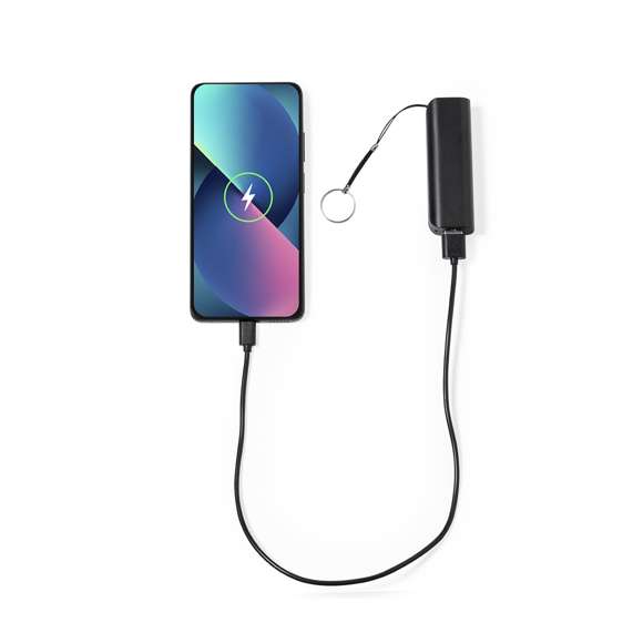 Batería auxiliar externa de 1.200 mAh de capacidad de carga, con salida USB y conector de salida/entrada Tipo C. Cuerpo con formas redondeadas, en llamativos colores y con una amplia superficie de marcaje. Indicador led de estado de carga, con llavero de transporte a juego y presentada en atractiva caja de diseño. Las capacidades mostradas en todas nuestras baterías auxiliares externas son reales, incorporando todas ellas baterías de grado A y no recicladas, con una vida útil de al menos 500 ciclos de carga y según normativa CE.Además, están fabricadas conforme a los estándares RoHS y en cumplimiento con los siguientes requisitos de seguridad:Sistema de protección contra sobrecarga del power bank.Sistema de protección contra descarga completa que proporciona una mayor durabilidad del power bank.Sistema de bloqueo para evitar cortocircuitos.Sistema de transferencia de carga constante, acorde con la capacidad del dispositivo de destino.