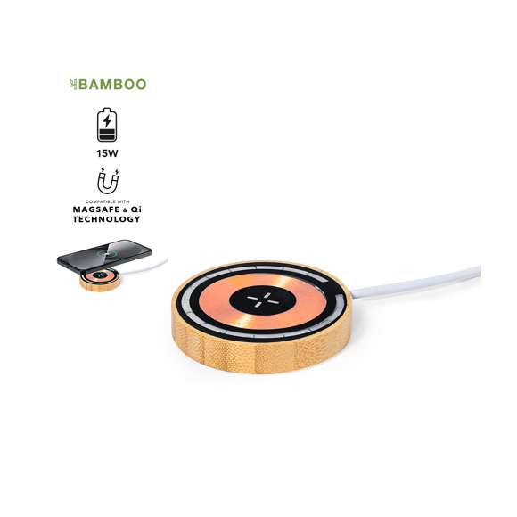 Cargador inalámbrico 15W, de original diseño con una superficie transparente que permite ver los componentes internos del dispositivo. Con base de bambú y fijación magnética Magsafe, compatible con dispositivos equipados con tecnología de carga inalámbrica Qi. Conexión Tipo C, con manual de instrucciones en español e inglés. Presentado en caja individual de diseño kraft.Materiales como el bambú fomentan la utilización de materias primas naturales, reduciendo las emisiones contaminantes. Proviene de una planta de gran resistencia y versatilidad, con crecimiento y regeneración rápidos, siendo una excelente alternativa al uso de madera tradicional.Fabricado conforme a los estándares RoHS y en cumplimiento con los siguientes requisitos de seguridad:Sistema de protección contra sobrecalentamiento.Sistema de protección contra sobrecarga.Sistema de bloqueo para evitar cortocircuitos.