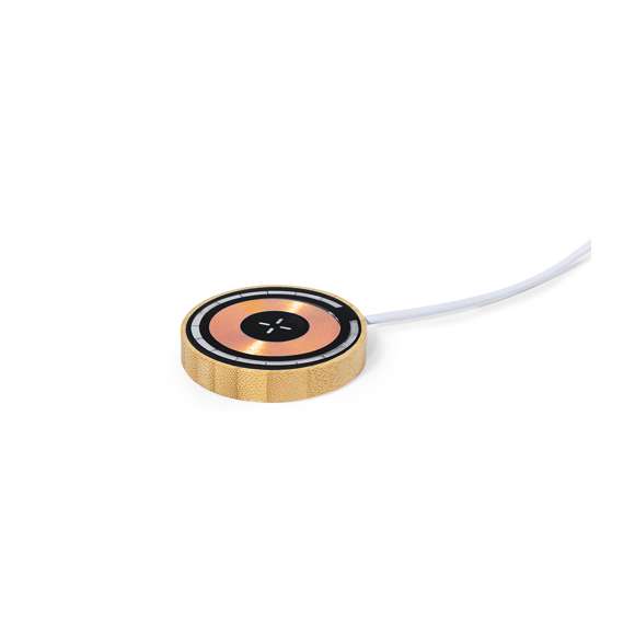 Cargador inalámbrico 15W, de original diseño con una superficie transparente que permite ver los componentes internos del dispositivo. Con base de bambú y fijación magnética Magsafe, compatible con dispositivos equipados con tecnología de carga inalámbrica Qi. Conexión Tipo C, con manual de instrucciones en español e inglés. Presentado en caja individual de diseño kraft.Materiales como el bambú fomentan la utilización de materias primas naturales, reduciendo las emisiones contaminantes. Proviene de una planta de gran resistencia y versatilidad, con crecimiento y regeneración rápidos, siendo una excelente alternativa al uso de madera tradicional.Fabricado conforme a los estándares RoHS y en cumplimiento con los siguientes requisitos de seguridad:Sistema de protección contra sobrecalentamiento.Sistema de protección contra sobrecarga.Sistema de bloqueo para evitar cortocircuitos.