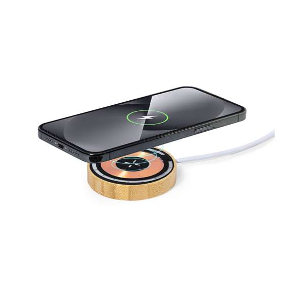 Cargador inalámbrico 15W, de original diseño con una superficie transparente que permite ver los componentes internos del dispositivo. Con base de bambú y fijación magnética Magsafe, compatible con dispositivos equipados con tecnología de carga inalámbrica Qi. Conexión Tipo C, con manual de instrucciones en español e inglés. Presentado en caja individual de diseño kraft.Materiales como el bambú fomentan la utilización de materias primas naturales, reduciendo las emisiones contaminantes. Proviene de una planta de gran resistencia y versatilidad, con crecimiento y regeneración rápidos, siendo una excelente alternativa al uso de madera tradicional.Fabricado conforme a los estándares RoHS y en cumplimiento con los siguientes requisitos de seguridad:Sistema de protección contra sobrecalentamiento.Sistema de protección contra sobrecarga.Sistema de bloqueo para evitar cortocircuitos.