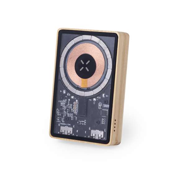Batería auxiliar externa de original diseño y superficie transparente que permite ver los componentes internos del dispositivo. 5.000 mAh de capacidad de carga, con base en bambú y cargador inalámbrico integrado 15W. Conexiones de entrada/salida Tipo C + salida USB. Fijación magnética Magsafe y compatible con dispositivos equipados con tecnología de carga inalámbrica Qi. Cable de carga incluido, con manual de instrucciones en español e inglés. Presentada en caja individual de diseño eco y en cartón kraft.Entrada/Salida Tipo C: 5-12V DC 3-1.67A, 20WSalida USB: 5-12V DC 3-1.5A, 18WLas capacidades mostradas en todas nuestras baterías auxiliares externas son reales, incorporando todas ellas baterías de grado A y no recicladas, con una vida útil de al menos 500 ciclos de carga y según normativa CE. Además, están fabricadas conforme a los estándares RoHS y en cumplimiento con los siguientes requisitos de seguridad:Sistema de protección contra sobrecarga del power bank.Sistema de protección contra descarga completa que proporciona una mayor durabilidad del power bank.Sistema de bloqueo para evitar cortocircuitos.Sistema de transferencia de carga constante, acorde con la capacidad del dispositivo de destino.Materiales como el bambú fomentan la utilización de materias primas naturales, reduciendo las emisiones contaminantes. Proviene de una planta de gran resistencia y versatilidad, con crecimiento y regeneración rápidos, siendo una excelente alternativa al uso de madera tradicional.