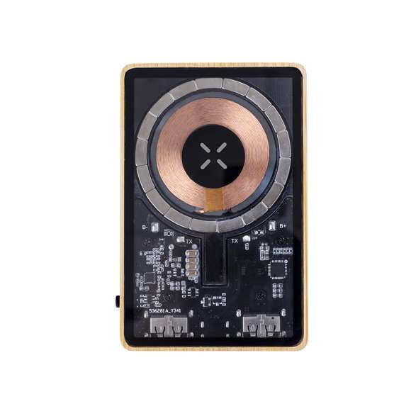 Batería auxiliar externa de original diseño y superficie transparente que permite ver los componentes internos del dispositivo. 5.000 mAh de capacidad de carga, con base en bambú y cargador inalámbrico integrado 15W. Conexiones de entrada/salida Tipo C + salida USB. Fijación magnética Magsafe y compatible con dispositivos equipados con tecnología de carga inalámbrica Qi. Cable de carga incluido, con manual de instrucciones en español e inglés. Presentada en caja individual de diseño eco y en cartón kraft.Entrada/Salida Tipo C: 5-12V DC 3-1.67A, 20WSalida USB: 5-12V DC 3-1.5A, 18WLas capacidades mostradas en todas nuestras baterías auxiliares externas son reales, incorporando todas ellas baterías de grado A y no recicladas, con una vida útil de al menos 500 ciclos de carga y según normativa CE. Además, están fabricadas conforme a los estándares RoHS y en cumplimiento con los siguientes requisitos de seguridad:Sistema de protección contra sobrecarga del power bank.Sistema de protección contra descarga completa que proporciona una mayor durabilidad del power bank.Sistema de bloqueo para evitar cortocircuitos.Sistema de transferencia de carga constante, acorde con la capacidad del dispositivo de destino.Materiales como el bambú fomentan la utilización de materias primas naturales, reduciendo las emisiones contaminantes. Proviene de una planta de gran resistencia y versatilidad, con crecimiento y regeneración rápidos, siendo una excelente alternativa al uso de madera tradicional.