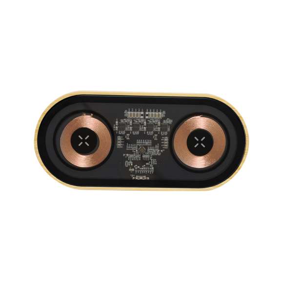 Cargador inalámbrico doble de 15W de original diseño y superficie transparente que permite ver los componentes internos del dispositivo. Con base de bambú, compatible con dispositivos con tecnología Qi, y que además permite cargar dos dispositivos simultáneamente. Conexión Tipo C, con instrucciones de uso en español e inglés. Presentado en caja individual de diseño kraft.Materiales como el bambú fomentan la utilización de materias primas naturales, reduciendo las emisiones contaminantes. Proviene de una planta de gran resistencia y versatilidad, con crecimiento y regeneración rápidos, siendo una excelente alternativa al uso de madera tradicional.Fabricado conforme a los estándares RoHS y en cumplimiento con los siguientes requisitos de seguridad:Sistema de protección contra sobrecalentamiento.Sistema de protección contra sobrecarga.Sistema de bloqueo para evitar cortocircuitos.